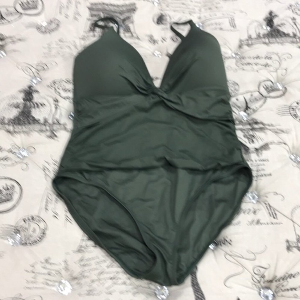 La Blanca Island Goddess Twist Front Keyhole Swimsuit - Picture 3 of 8
